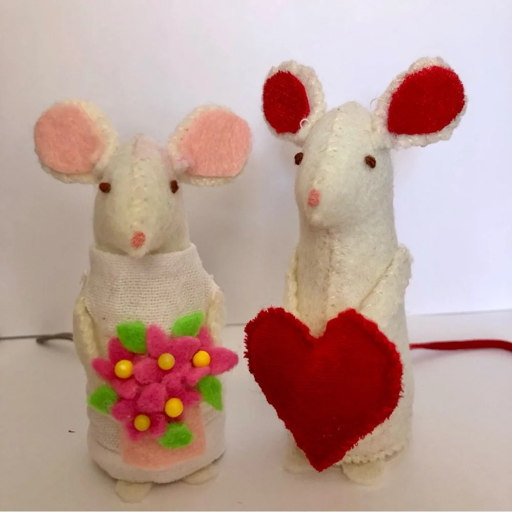 Felt mouse art doll pink flower bouquet hand-sewn cake topper gift